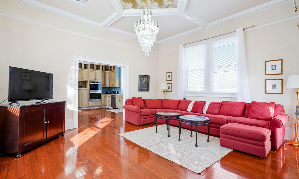 Milan House | Centrally located city escape with WiFi, full kitchen, central AC - snowbirds OK