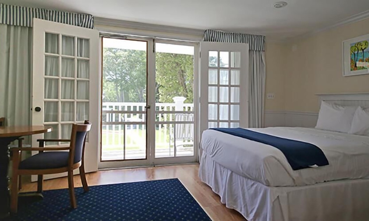 Harbor Springs Hotel | Colonial Inn in Harbor Springs