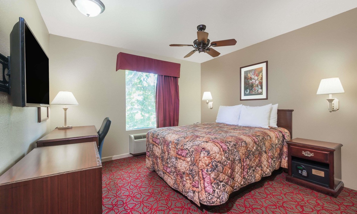 St. Peters Hotel | Days Inn by Wyndham St Peters/St Charles