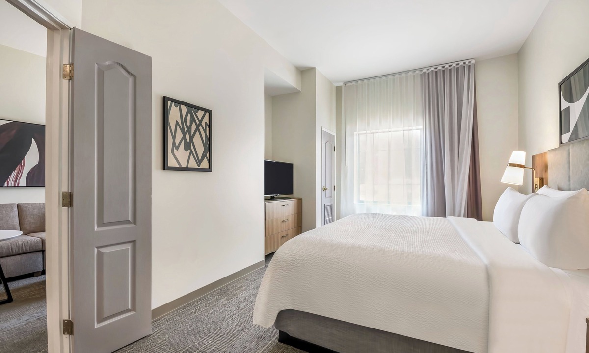 Drayton Plains Hotel | Staybridge Suites Detroit North - Royal Oak by IHG
