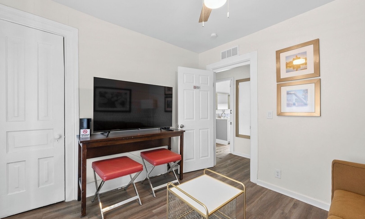 Mexicantown - Southwest Detroit Cottage | Detroit Getaway: 2-bedroom Apartment for 7 & Wifi