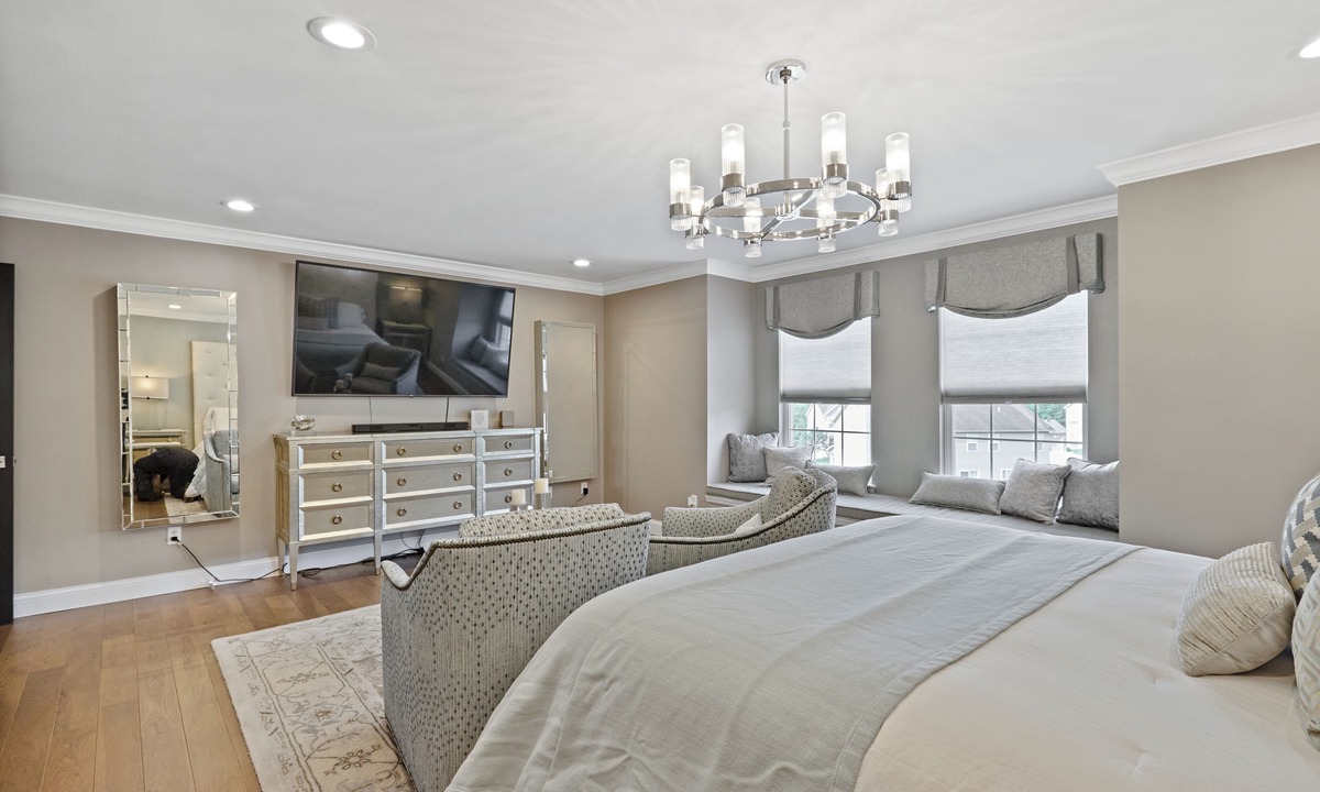 Arnold House | Large Luxury 5-bedroom house in charming St. Louis, MO with amazing bathrooms!