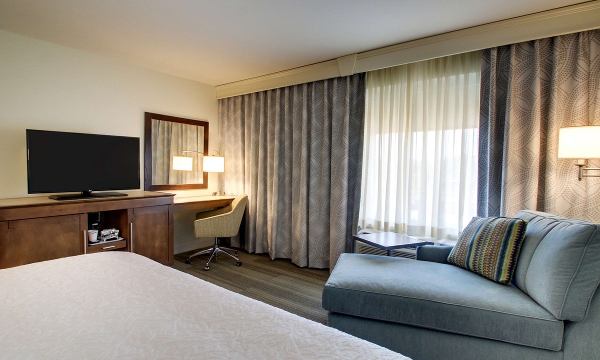 West Allis Hotel | Hampton Inn & Suites Milwaukee West