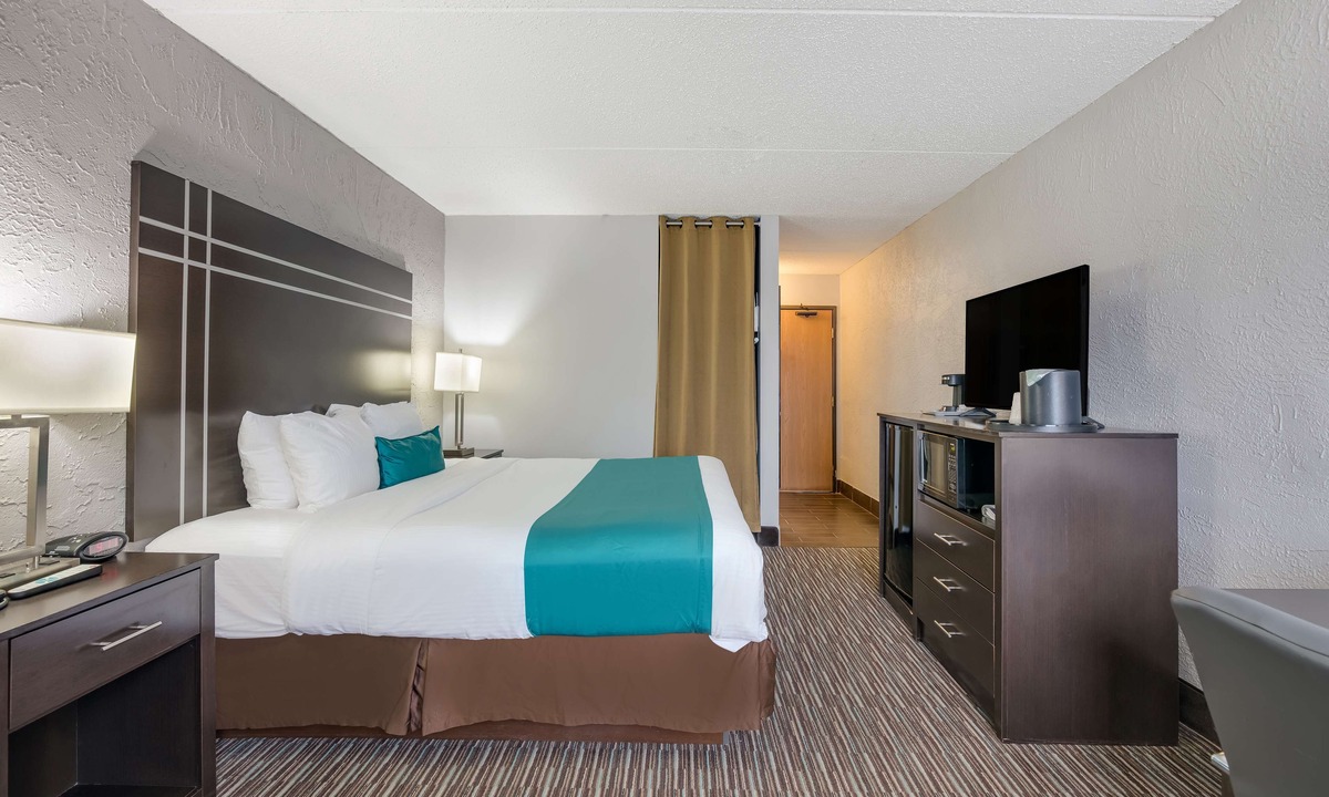 Pewaukee Hotel | Best Western Waukesha Grand