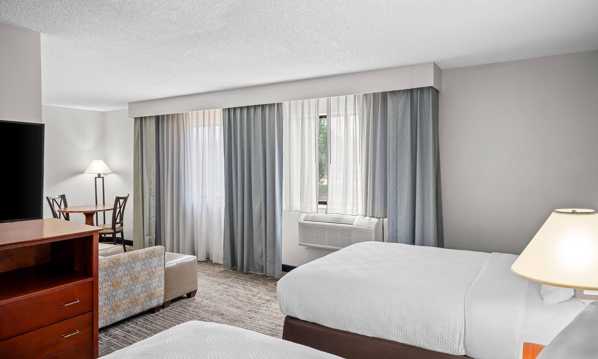 Muskegon Hotel | Country Inn & Suites by Radisson, Muskegon, MI