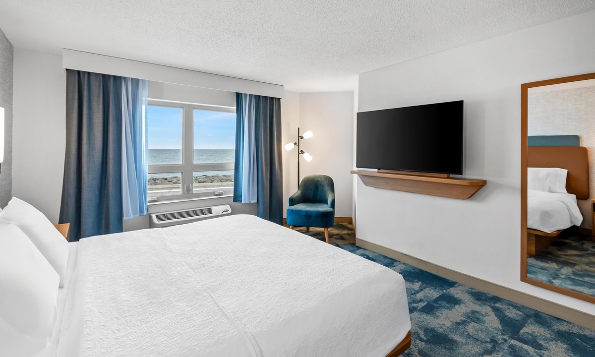 Canal Park Hotel | Hampton Inn Duluth Canal Park