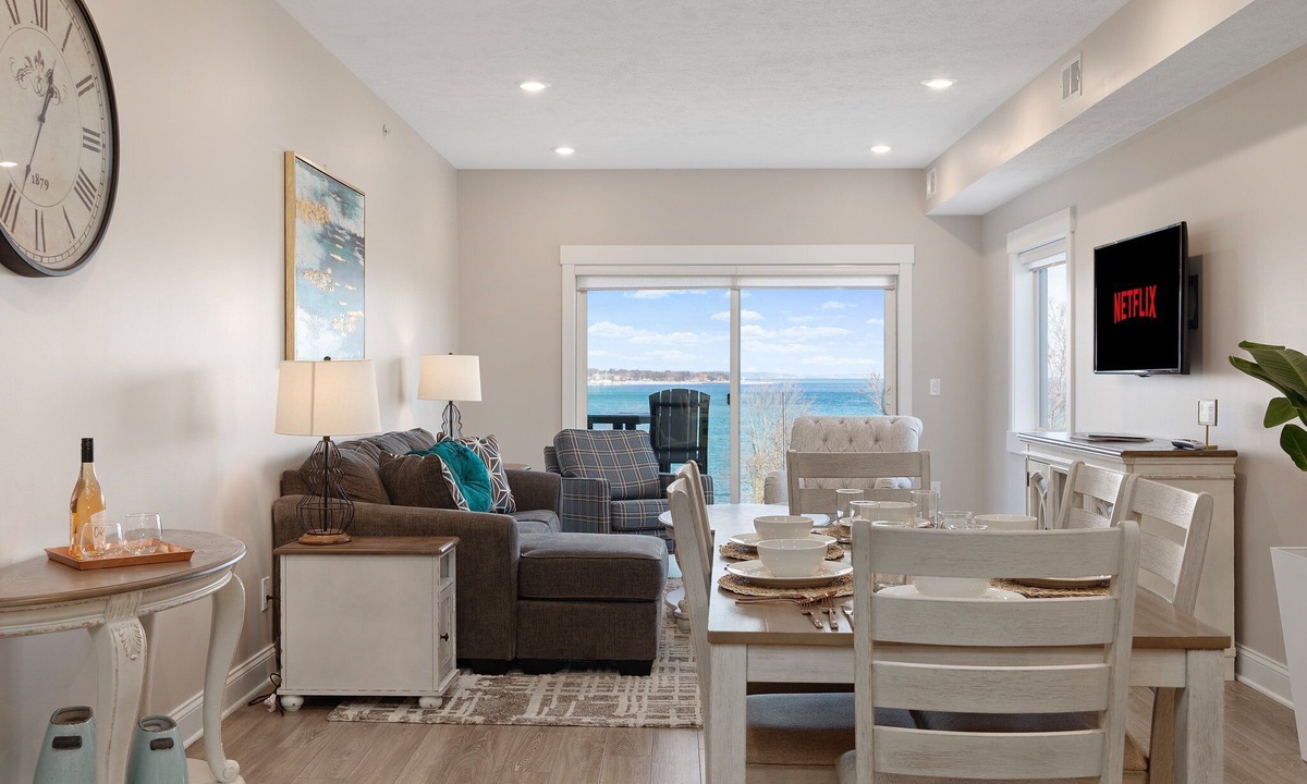 Traverse City Condo | 🌆 539 Bay St Downtown Lakeview Condo | 301W - Waterfront, Free Parking, Moments from festival grounds