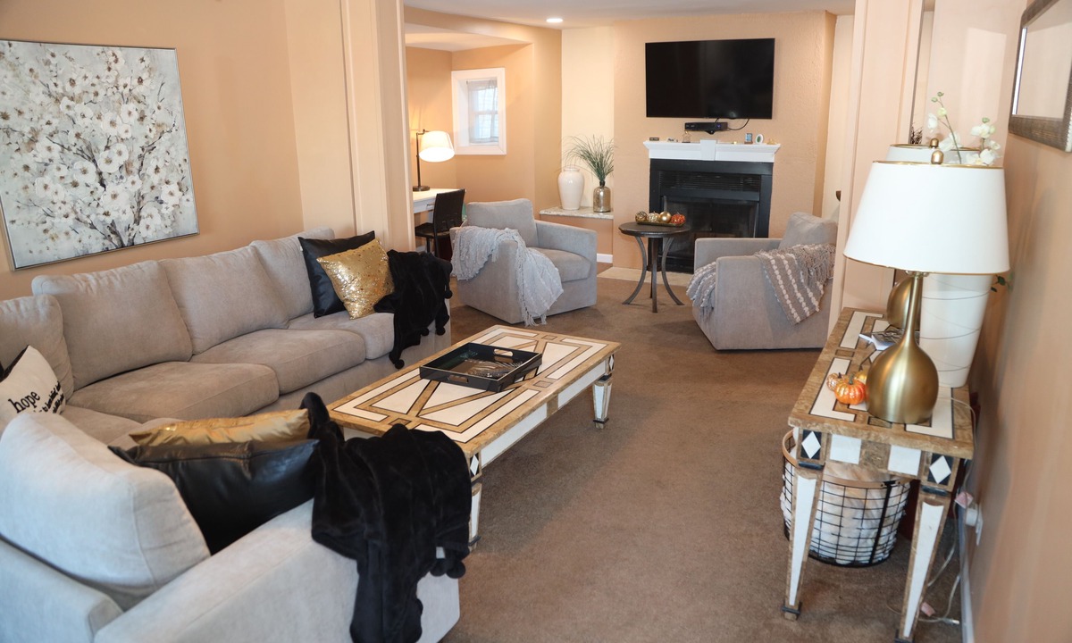 Waukegan House | Colorful 4-bedroom house-Vet owned-NAVAL Academy