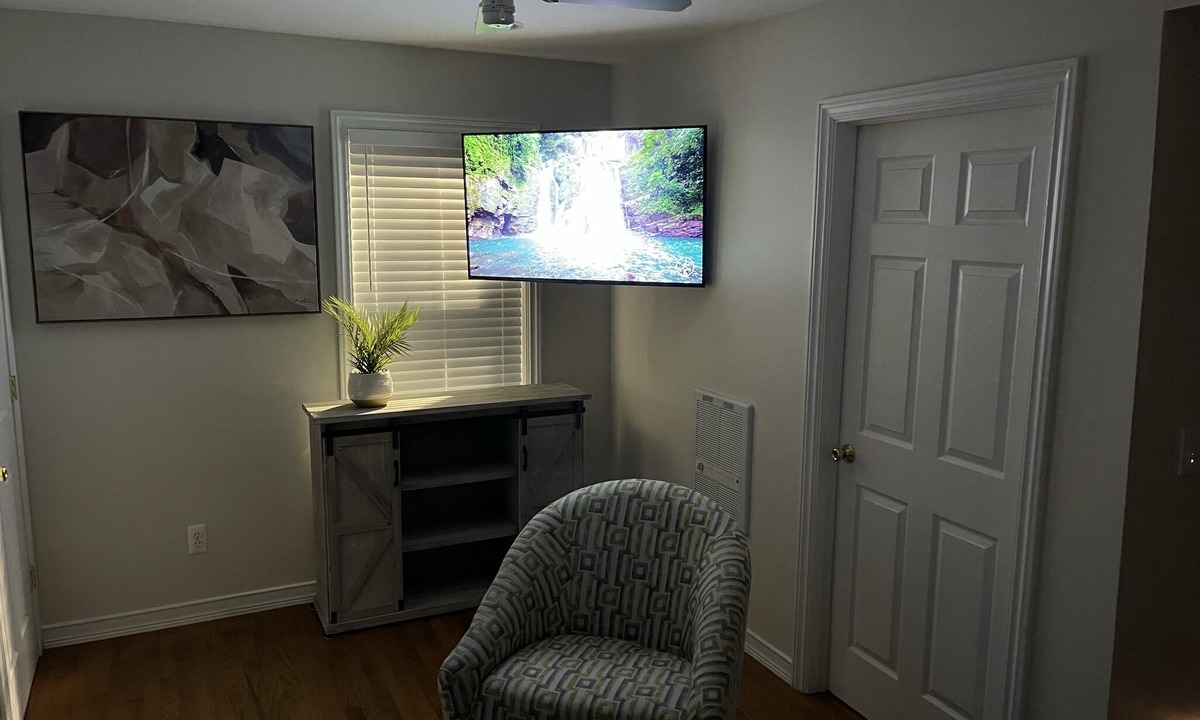 Detroit Apartment | Beautiful Quiet Boston-Edison Historical District