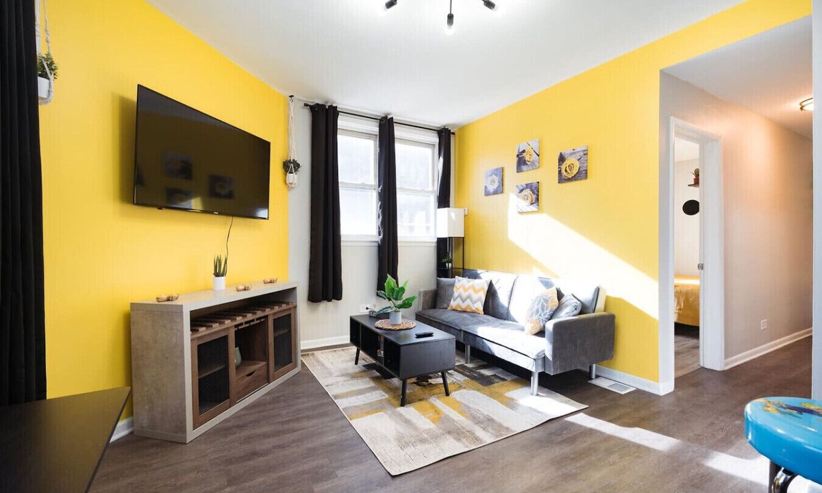Brighton Park Apartment | Sunflower Apt 10 Min from Downtown Chicago - Sleeps up to 6