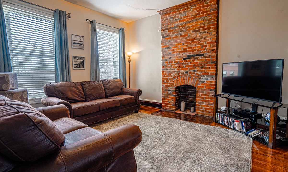 The Gate Apartment | Spacious & Centrally Located Apt (Sleeps 8)
