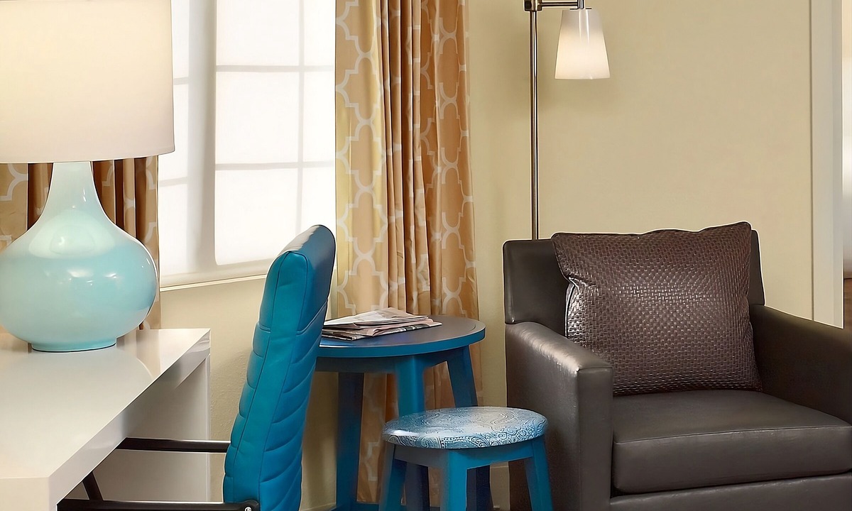 Auburn Hills Hotel | Relax by the Pool & Enjoy Free Breakfast! Comfortable Stay at Auburn Hills!