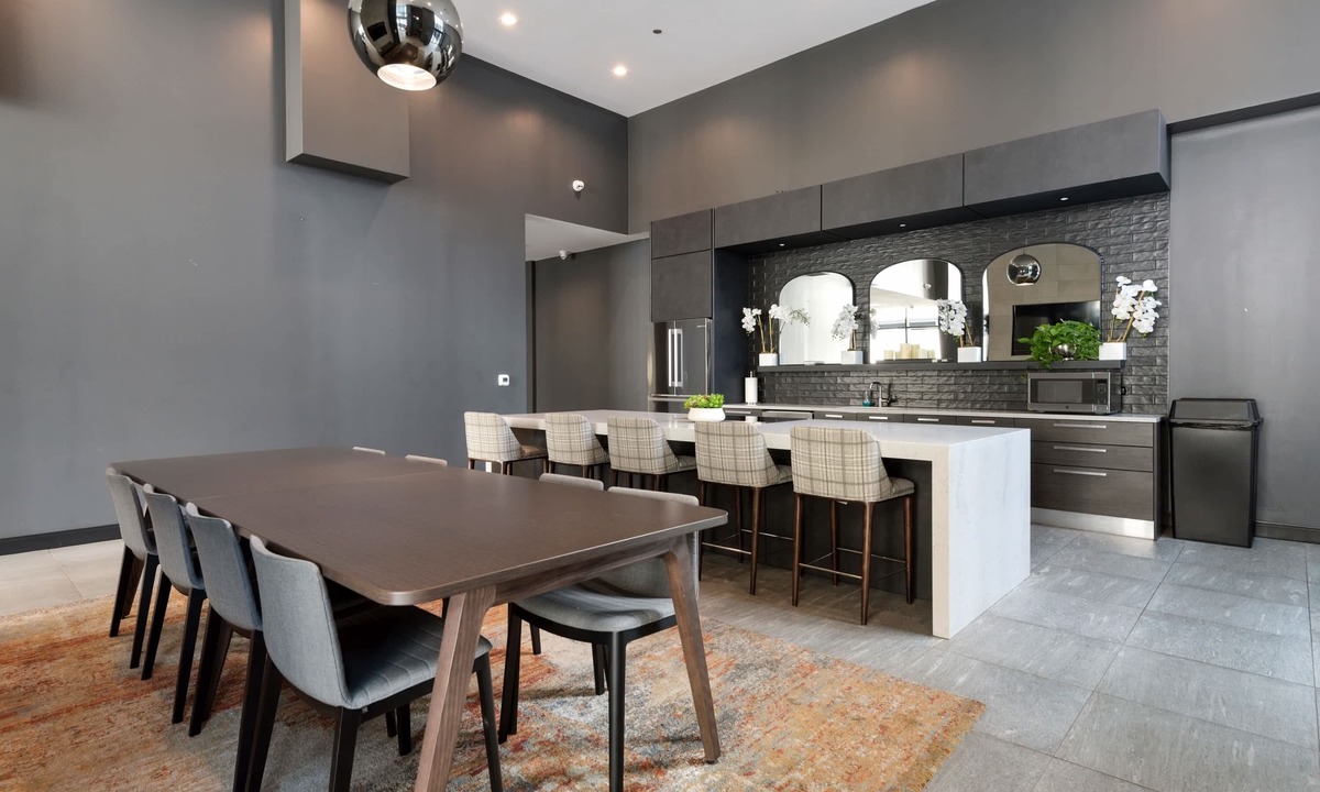 Downtown Chicago Apartment | Historic Charm + Modern Comfort for Tourists