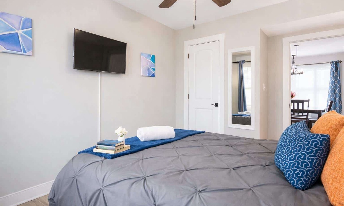 Joliet Apartment | *The Belltower Haven*Large*Family Friendly*Wi-Fi