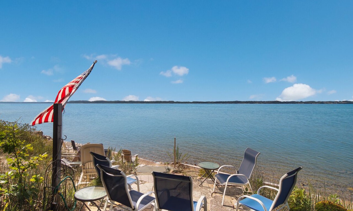Williamsburg House | Executive Waterfront Home in Elk Rapids on Lake Michigan