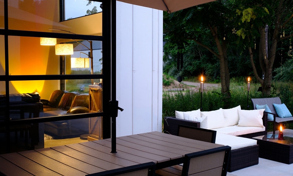 Stevensville House | Sleek forest retreat: karaoke, spa, campfire, pool table, grill, outdoor games