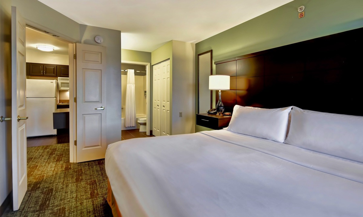 Madison Condo | King Suite. Free Breakfast. Pool. Near East Towne Mall!