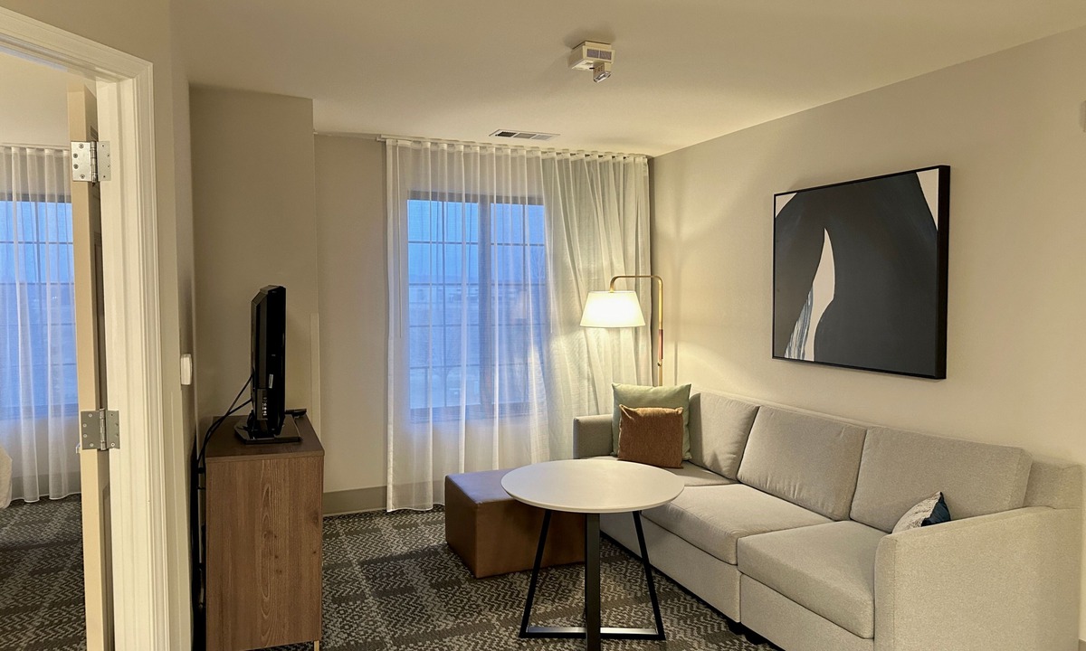 Oconomowoc Apartment | King Suite w/Full Kitchen in Oconomowoc