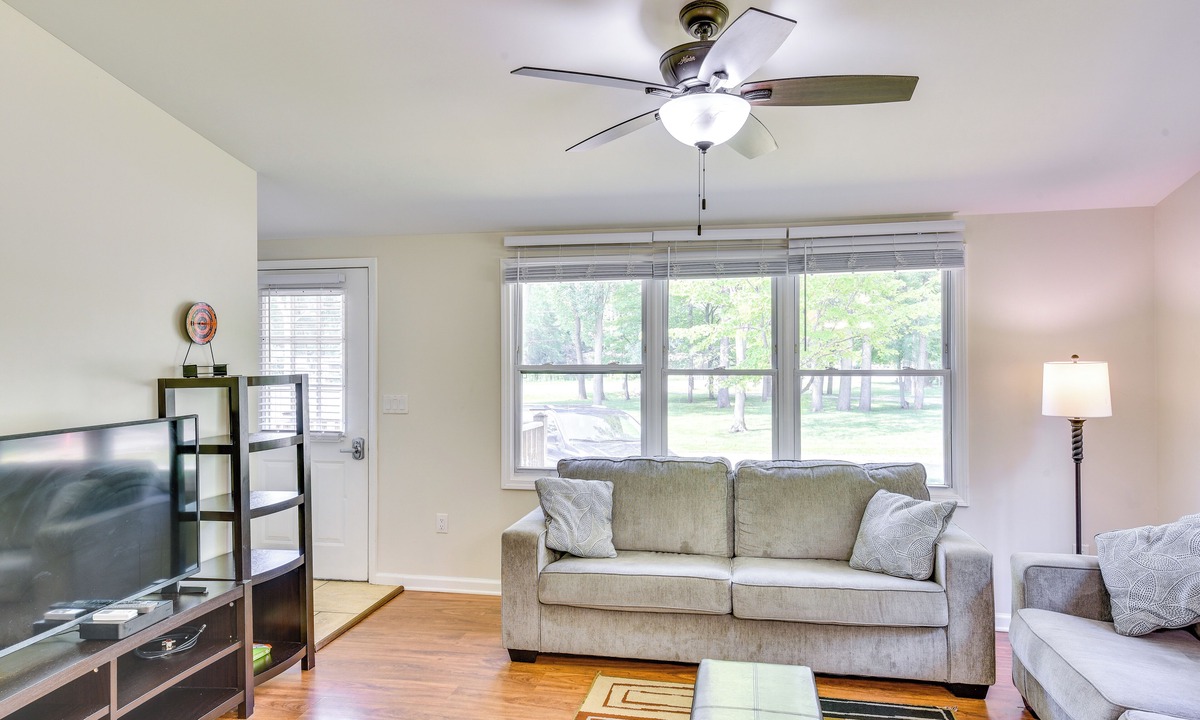 Shorewood-Tower Hills-Harbert Apartment | 2 Mi to Warren Dunes: Sawyer Apartment w/Deck!