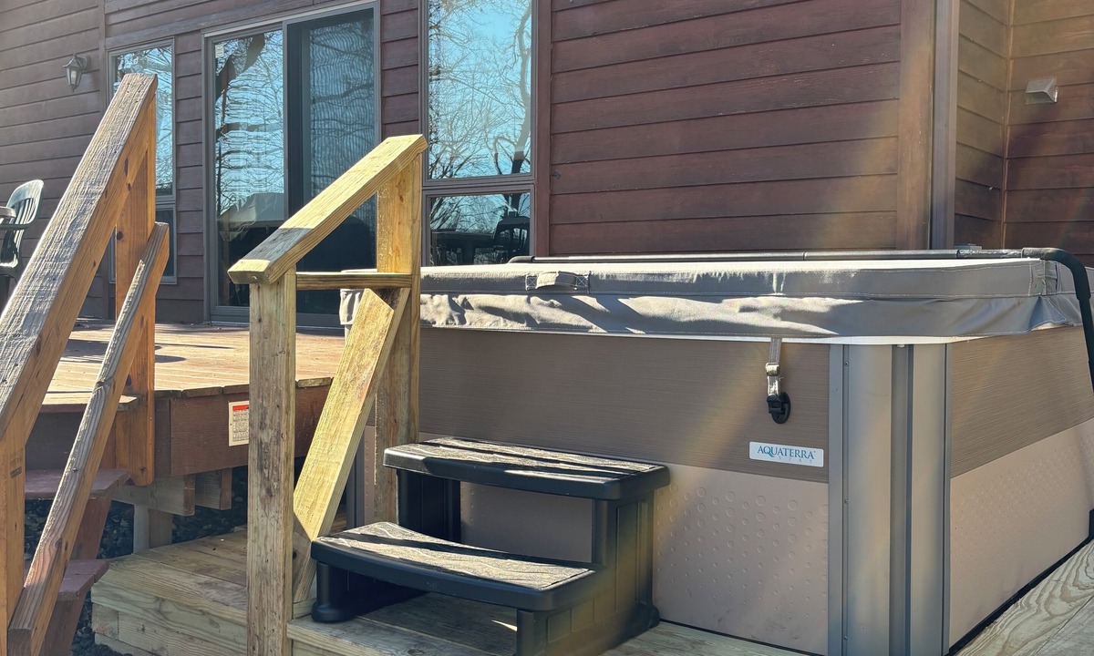 Aitkin Ski Chalet | Sullivan Lake Chalet - Free Pontoon, Outdoor Sauna and Hot Tub included!