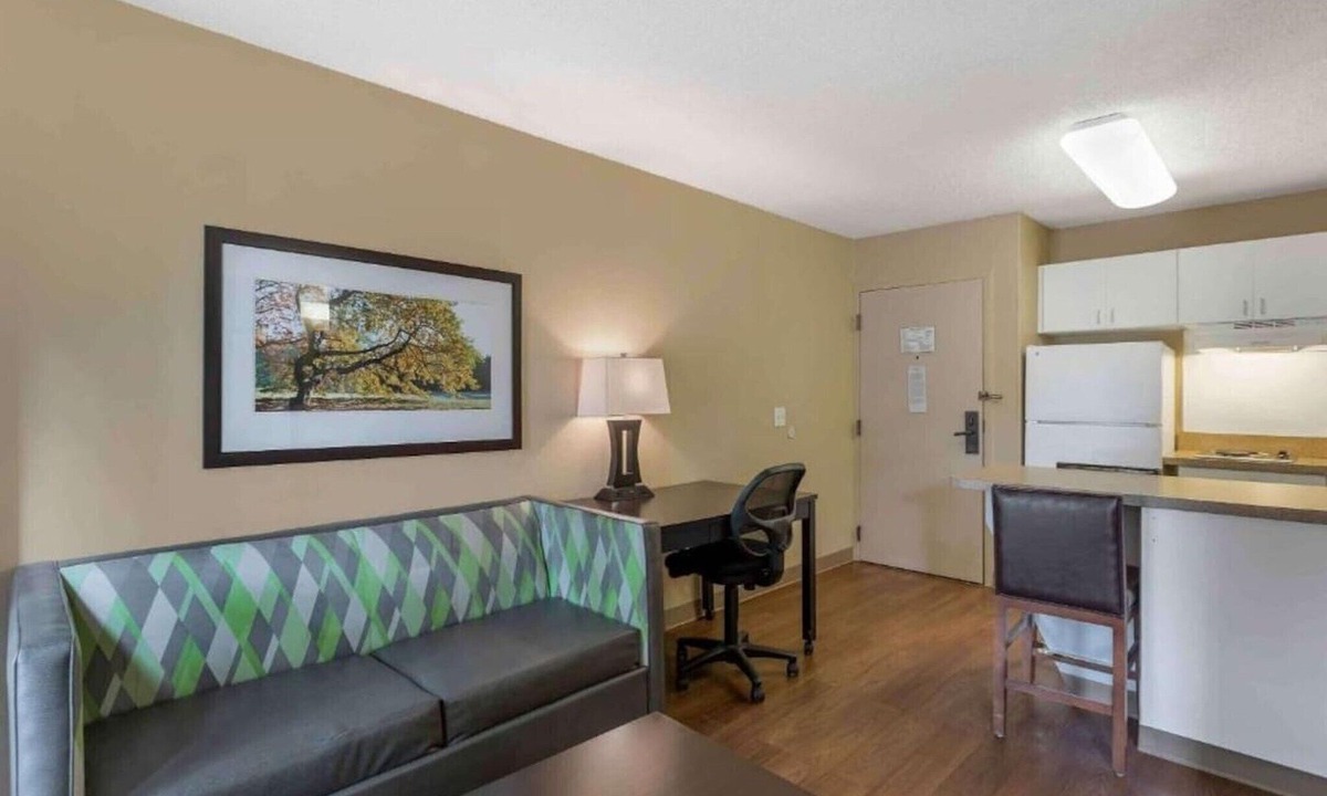 Memphis Apartment | 2 Queen Beds | Smoking, Kitchen