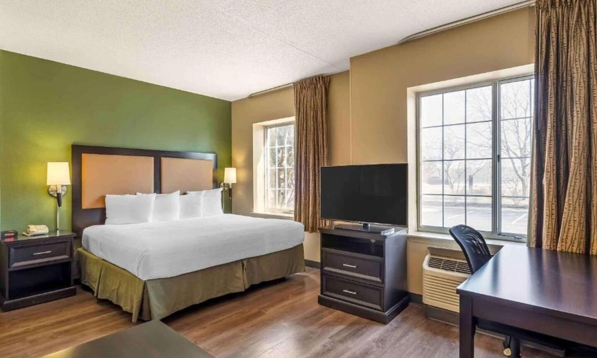 Vernon Hills Apartment | Studio 6 Vernon Hills|ADA Queen bed,RI Shower,Nsmk|Kitchen