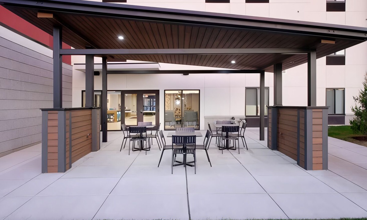 Macomb Hotel | Fully Equipped Studio with Kitchen and Swimming Pool Perfect for Extended Stays