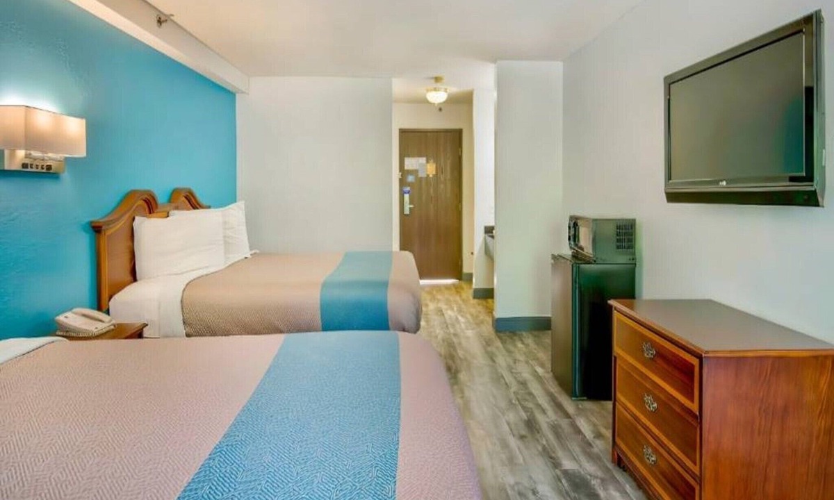 Grand Rivers Apartment | 1 King Bed | Non-Smoking, Micfridge