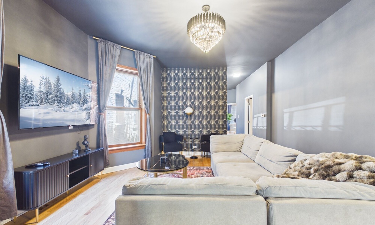 Wrigleyville Apartment | The Dakin Estate: A refined 4BR Art Deco speakeasy duplex in Wrigleyville. Featuring curated interiors, elevated finishes, and a private entertainment lounge just minutes from Wrigley Field, dining, nightlife, and Chicago’s iconic attractions.
