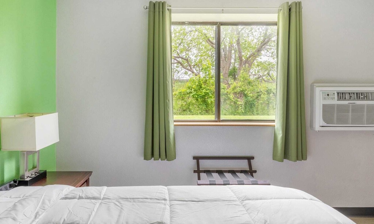 Lansing Apartment | Full Bed|Non-Smoking