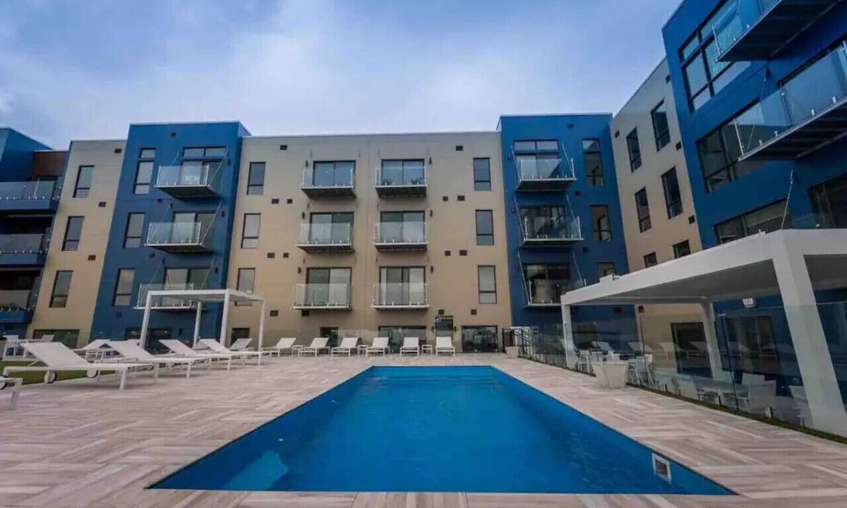 Wyandotte Apartment | The W Loft Spacious 2 Bed Private Pool and Gym