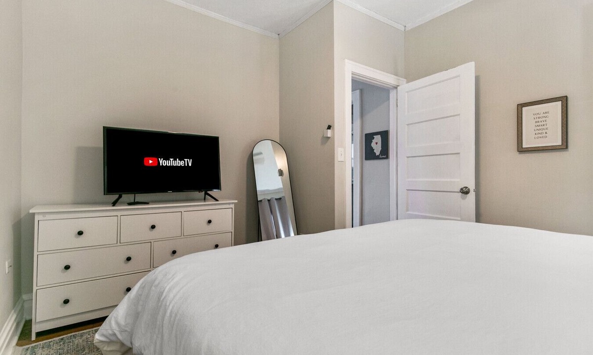Waukegan Apartment | Perfect family spot near Great Lakes Naval Base!