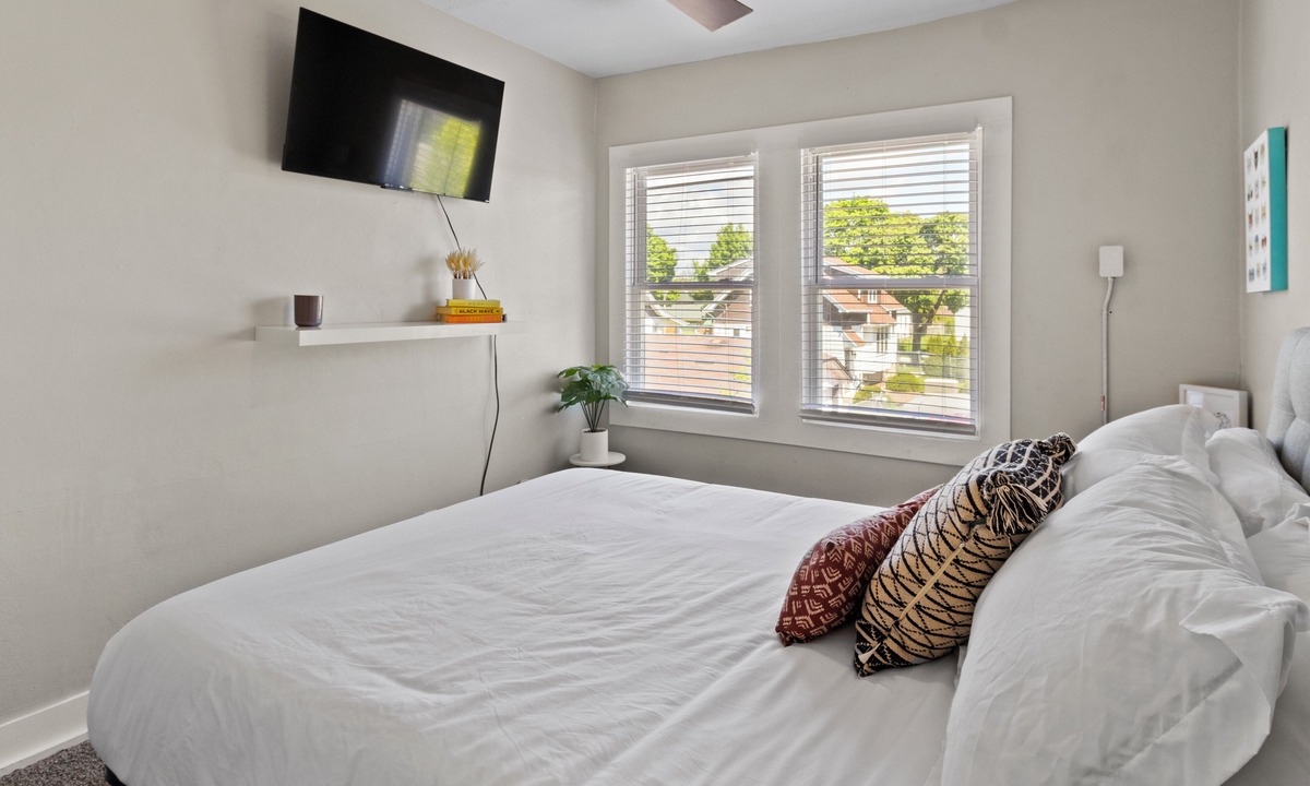 North Milwaukee Apartment | Charming 2BD W/Parking 15 Mins from Downtown