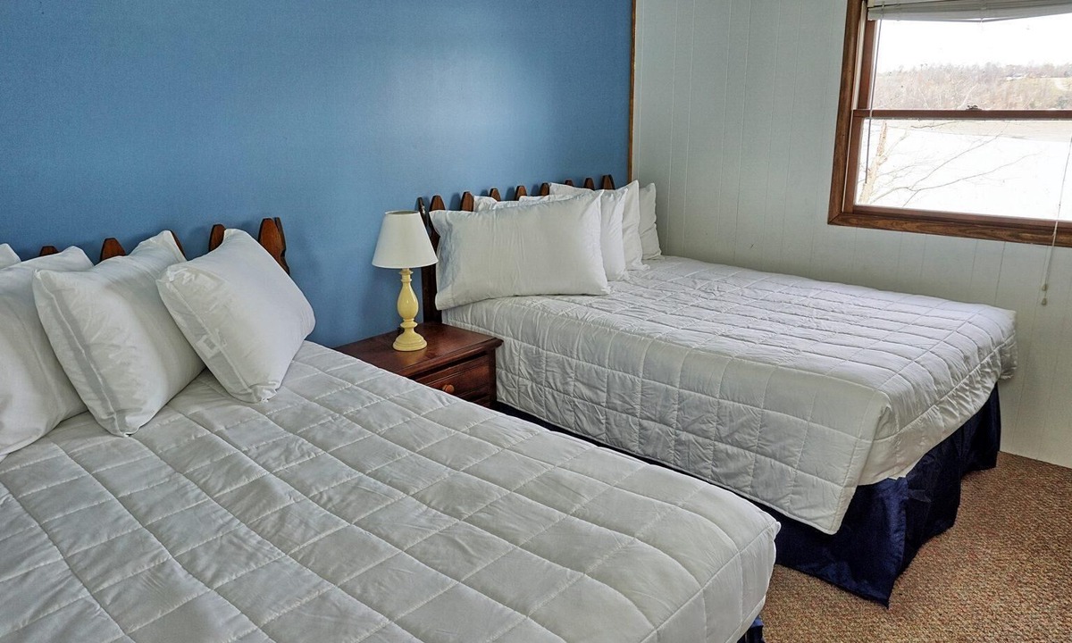 Eddyville House | Townhouses 3 & 5 (Sleeps 1-10) - Offer a Full Size Kitchen/Sitting Area, 2 Full size bathrooms with tub/shower units, 3 Queen beds, 1 twin bed, 2 Full Beds.