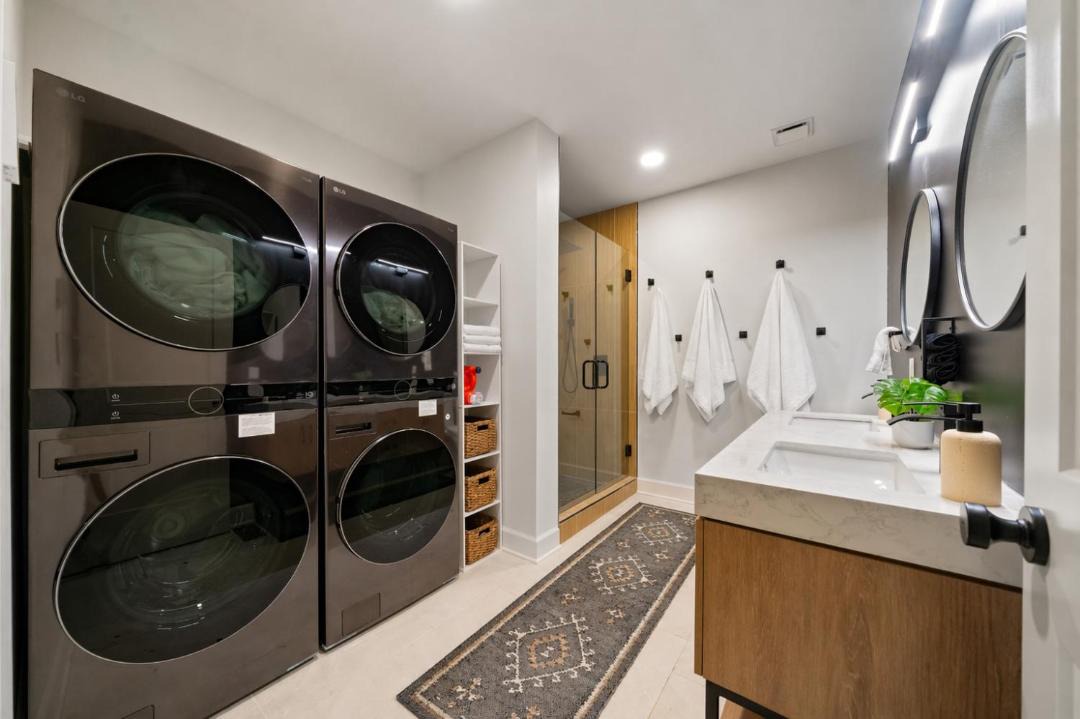 Grandview House | Sleeps 21! 6 Acres-Hot Tub-Sauna-Pickleball-Downtown KC in 21 min!