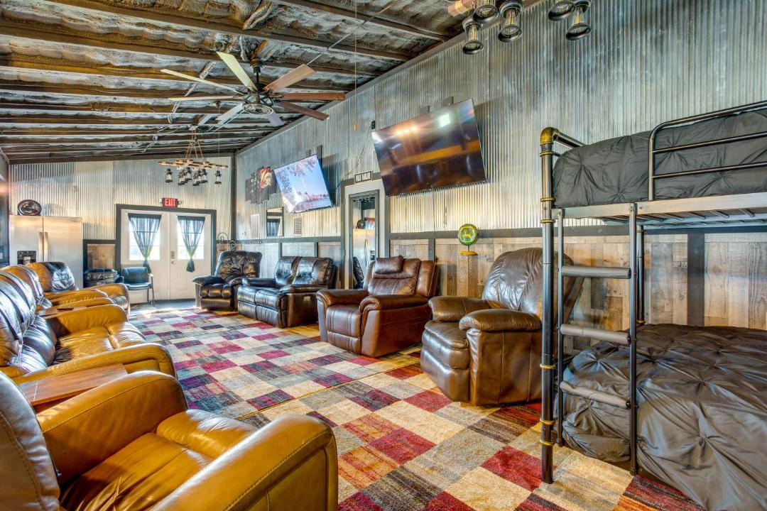 Gerlaw Apartment | Cast & Relax! Lake-View Fishing Cabin in Monmouth