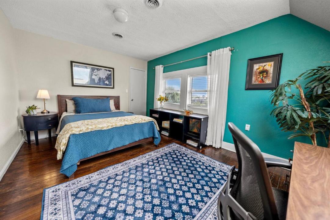 Southmoreland Apartment | Walk to Street Car! Historic Midcentury Apartment near Plaza & Westport