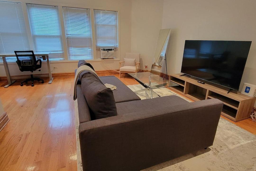 Oak Park Apartment | Spacious Comfy 2BR Near HighwayTrain Station