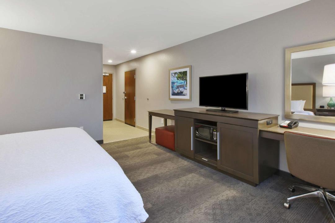 Dearborn Hotel | Hampton Inn by Hilton Detroit Dearborn, MI