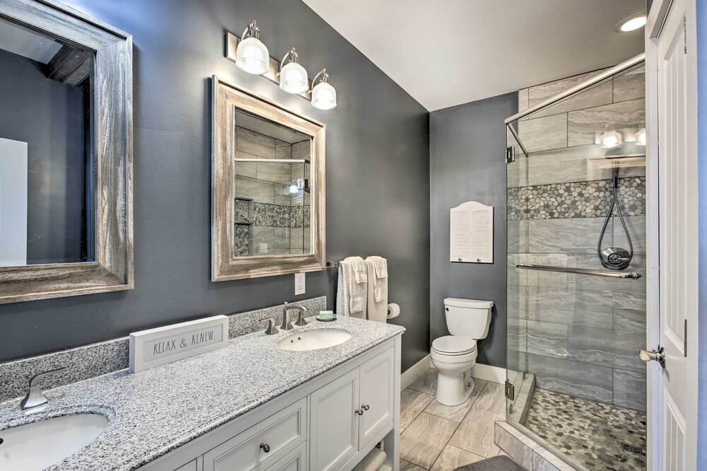 Photo of Bathroom in Maple City
