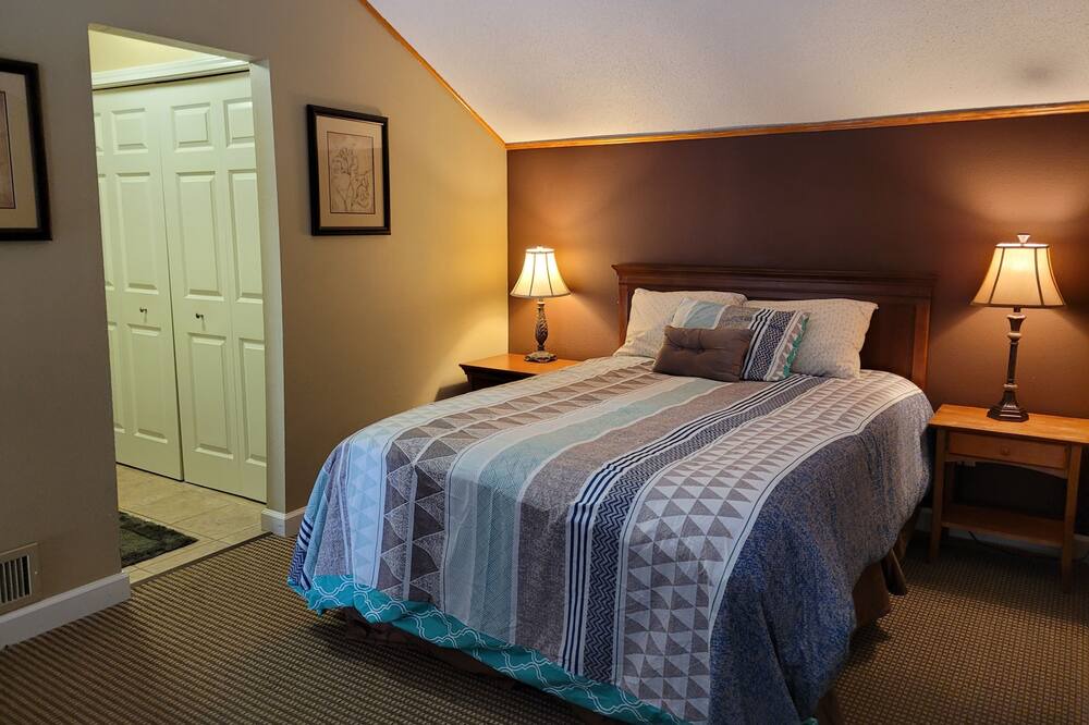 Photo of Bedroom in Acme