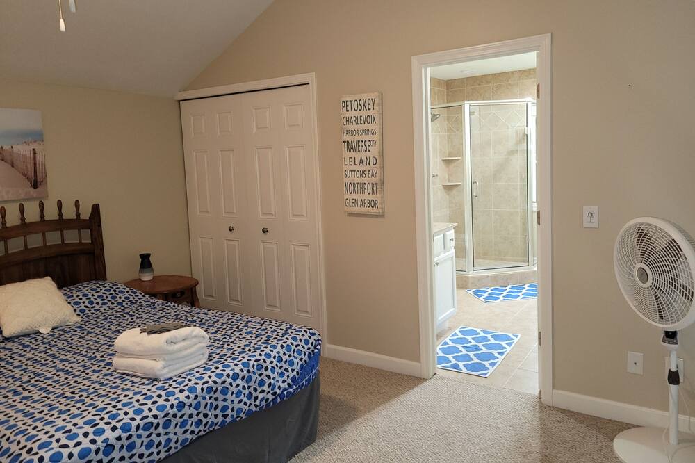Photo of Bedroom in Acme