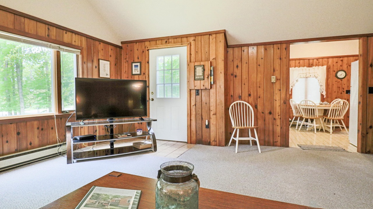 Photo of Livingroom in Maple City