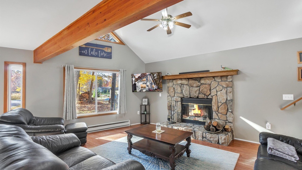 Photo of Livingroom in Higgins Lake