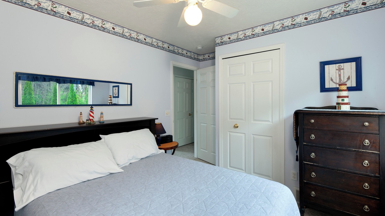 Photo of Bedroom in Maple City