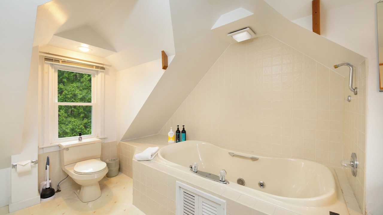 Photo of Bathroom in Maple City