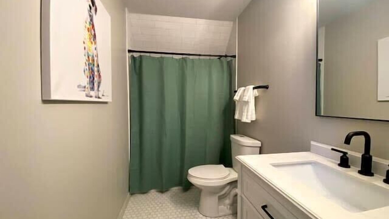 Photo of Bathroom in West Lakeview