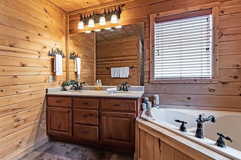 Photo of Bathroom in Branson Cedars