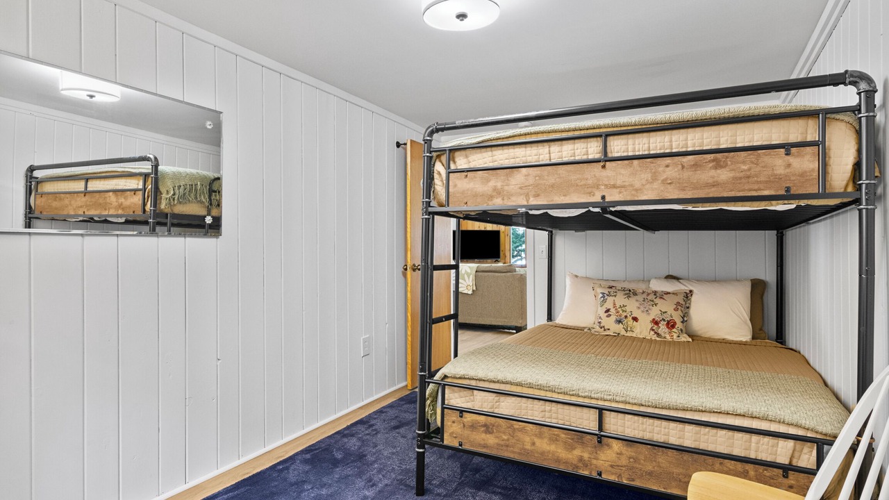 Photo of Bedroom in Maple City