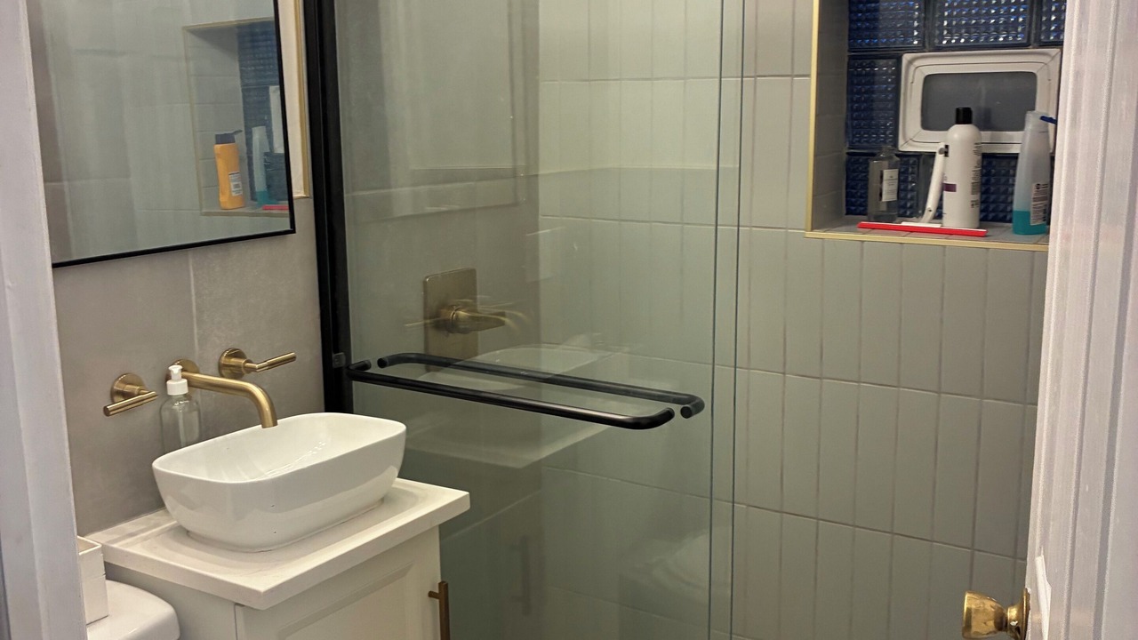 Photo of Bathroom in East Garfield Park